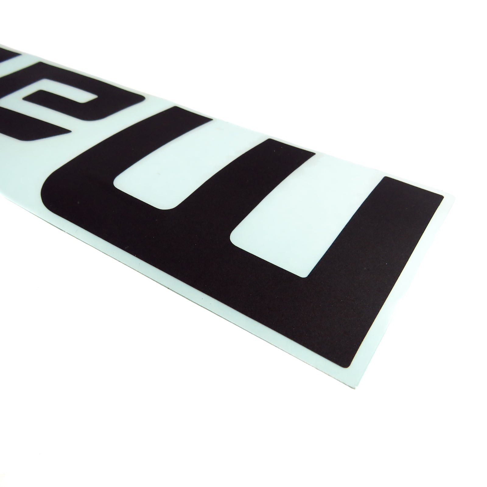 Adhesivo Portalón Logo Mahindra Pik Up 2013-2017 Color Negro