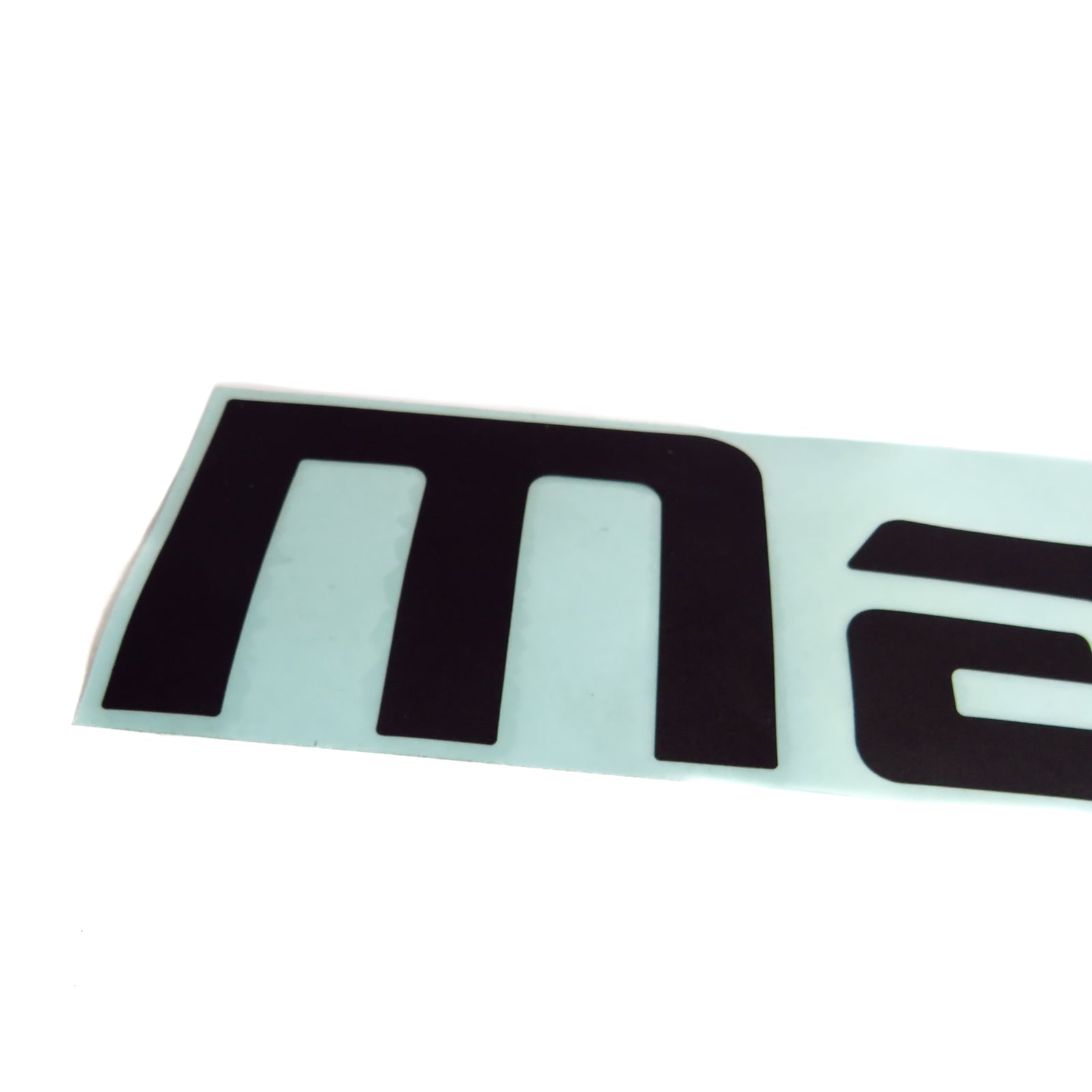 Adhesivo Portalón Logo Mahindra Pik Up 2013-2017 Color Negro